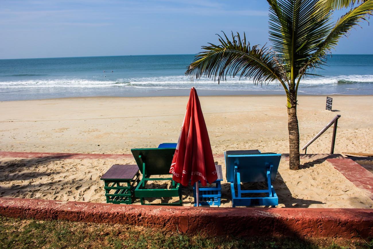 Sun loungers and umbrellas on Sernabatim beach