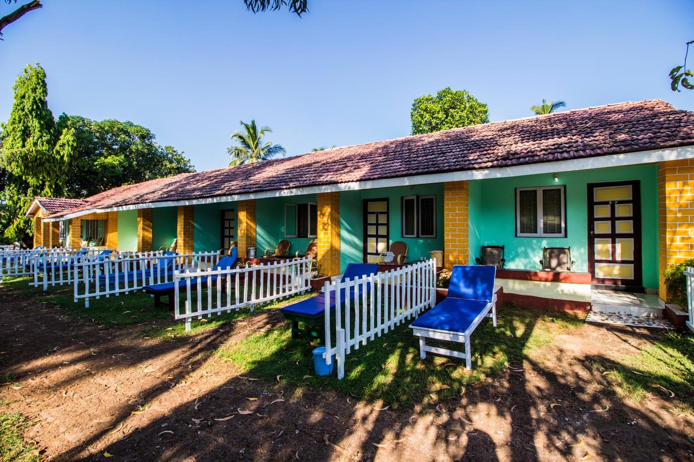 Economy room block with sun loungers on the lawn