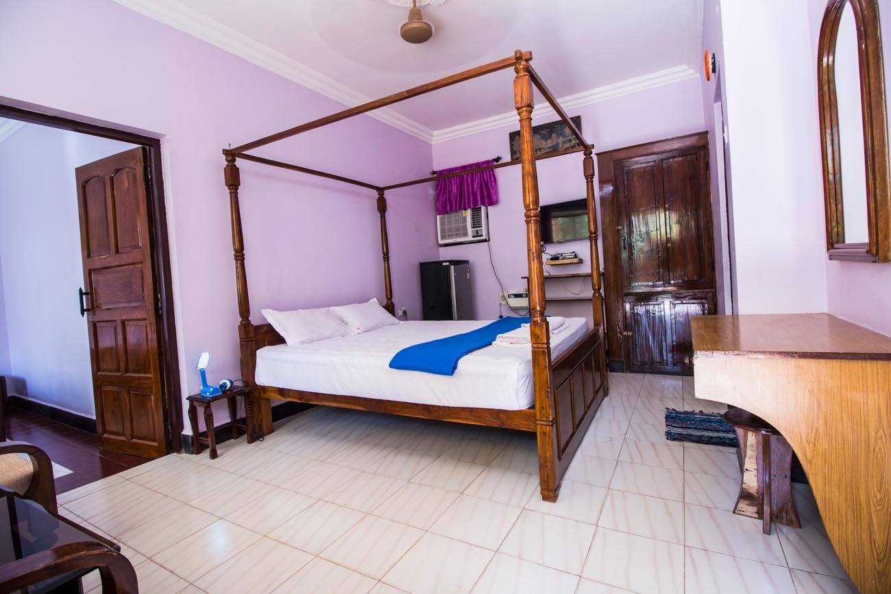 Standard Room with a four-poster bed and wardrobe