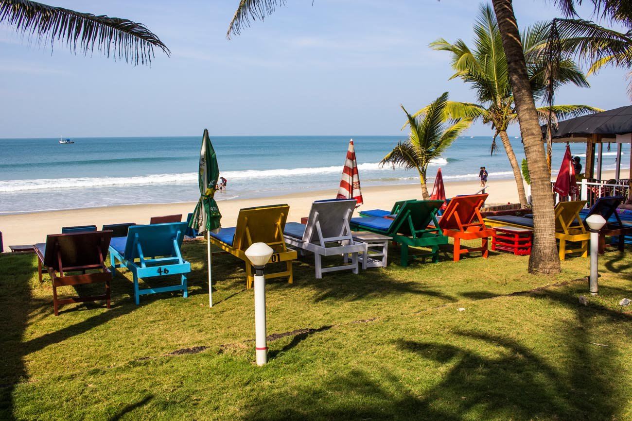 Lawn and loungers between the rooms and the beach