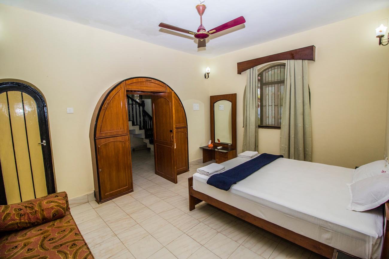 Villa bedroom with arched doorway